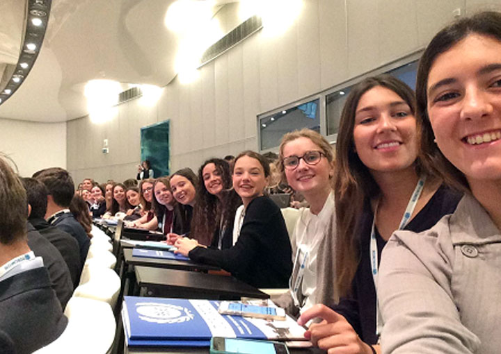 Alumnas de Ayalde simulan sesiones de la ONU en Praga 7
