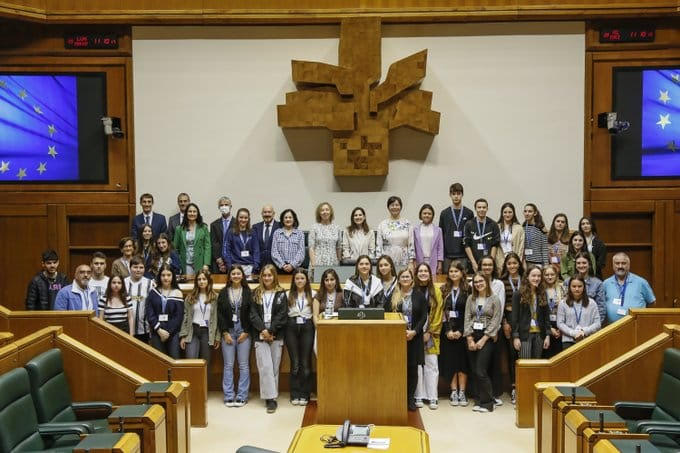 Alumnas de Ayalde, recibidas por la presidenta del Parlamento vasco